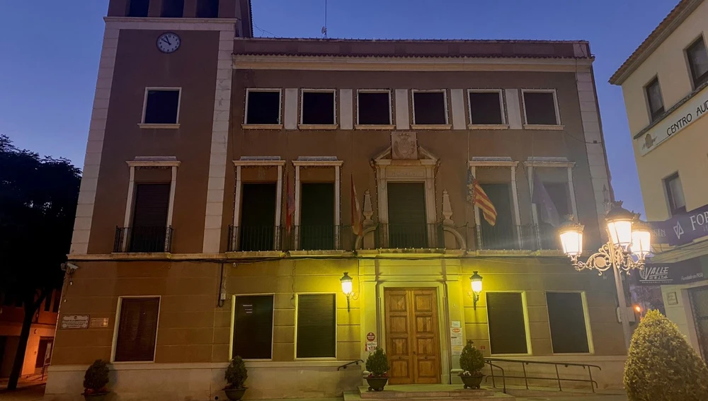 Banderas izadas a media asta en el Ayuntamiento de Elda.