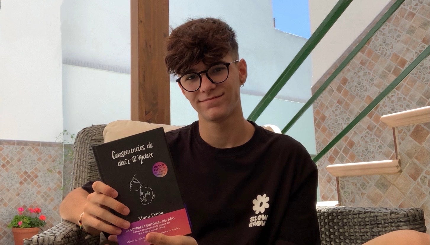 Manu Erena, número uno en ventas de poesía con solo dieciséis años Manu Erena, número uno en ventas de poesía con solo dieciséis años