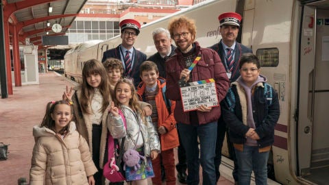 El director y actor Santiago Segura, rodeado por el equipo de 'A todo tren: Destino Asturias'