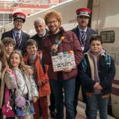 El director y actor Santiago Segura, rodeado por el equipo de 'A todo tren: Destino Asturias'