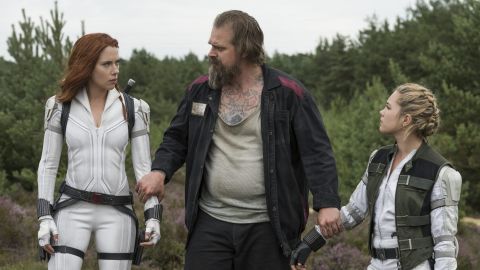 Scarlett Johansson, David Harbour y Florence Pugh, en una escena de 'Viuda negra'