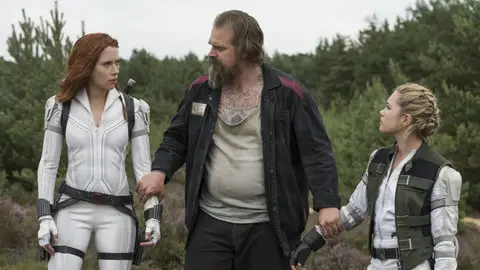 Scarlett Johansson, David Harbour y Florence Pugh, en una escena de 'Viuda negra' Scarlett Johansson, David Harbour y Florence Pugh, en una escena de 'Viuda negra'