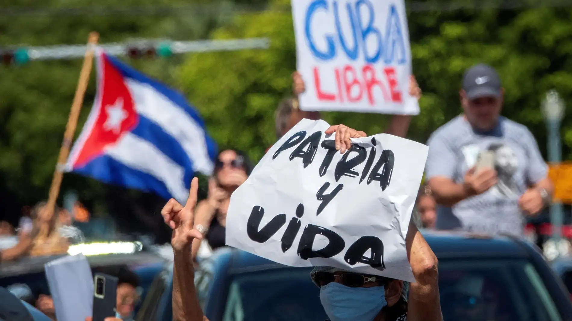 Cientos de cubanos toman las calles para protestar contra el Gobierno al grito de "libertad"