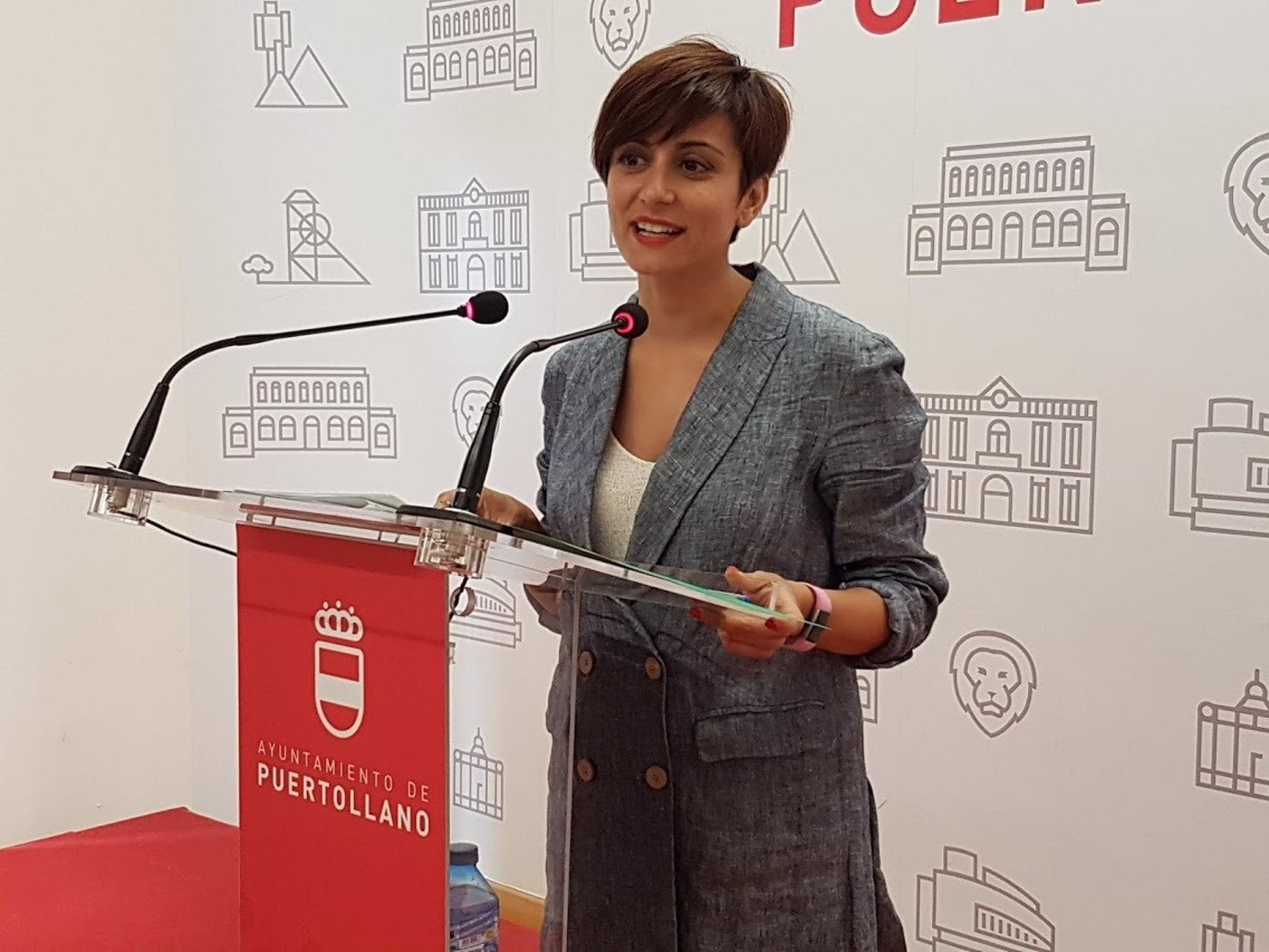 Isabel Rodríguez renuncia entre lágrimas a la Alcaldía de Puertollano para trabajar por "la igualdad y la convivencia" Isabel Rodríguez renuncia entre lágrimas a la Alcaldía de Puertollano para trabajar por "la igualdad y la convivencia"