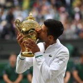 Djokovic alcanza el trono de Federer y Nadal