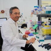 El catedrático de microbiología, Carlos Martín, ha dedicado 25 años de su vida a la nueva vacuna MTBVAC contra la tuberculosis