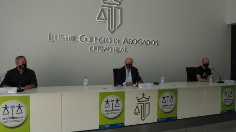 Cipriano Arteche, en el centro, durante la rueda de prensa Cipriano Arteche, en el centro, durante la rueda de prensa