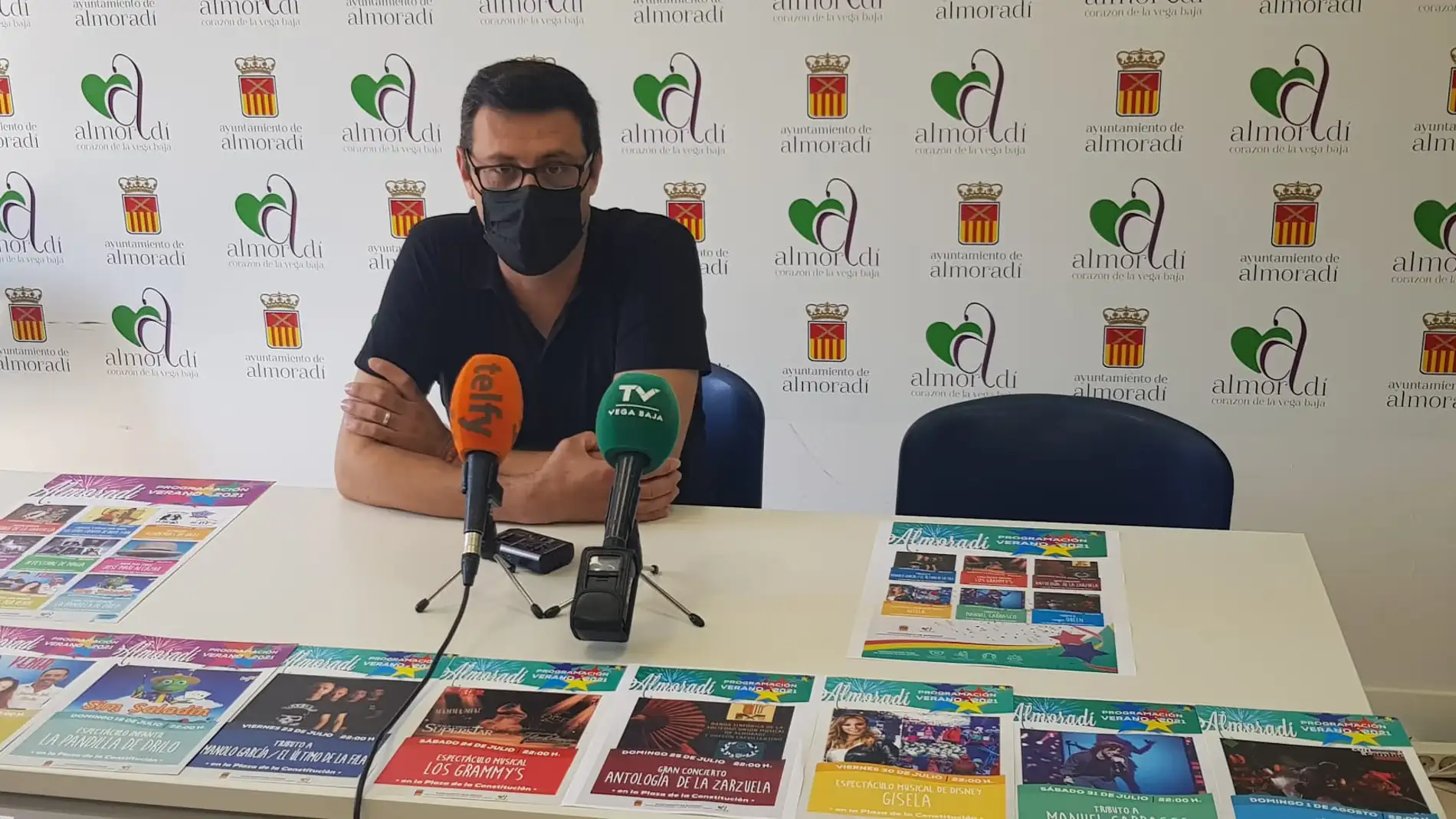 El concejal de fiestas, Domingo Andreu, ha presentado la programación de actos organizada para este mes de julio en Almoradí 