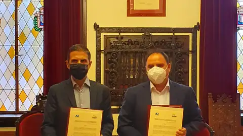 El Ayuntamiento de Alcalá de Henares firma un convenio de colaboración con la Asociación de Comerciantes del Henares El Ayuntamiento de Alcalá de Henares firma un convenio de colaboración con la Asociación de Comerciantes del Henares