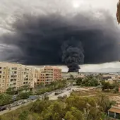 La columna de humo procedente del incendio de la fábrica de cauchos, seguirá siendo visible en las próximas horas La columna de humo procedente del incendio de la fábrica de cauchos, seguirá siendo visible en las próximas horas
