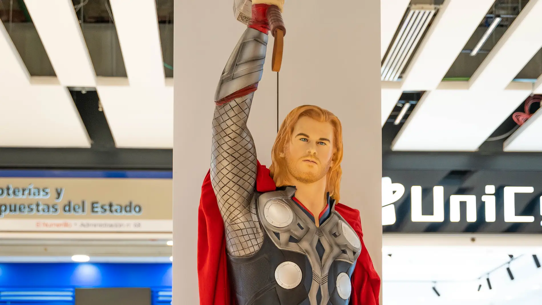 El mundo de los superhéroes llega a Larios Centro en una exposición compuesta por figuras a tamaño real y réplicas