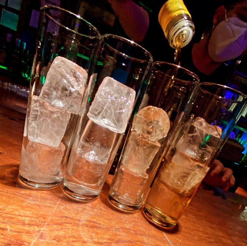 La Policía Local precinta el establecimiento ‘Bunker’ en la calle Pelayo La Policía Local precinta el establecimiento ‘Bunker’ en la calle Pelayo