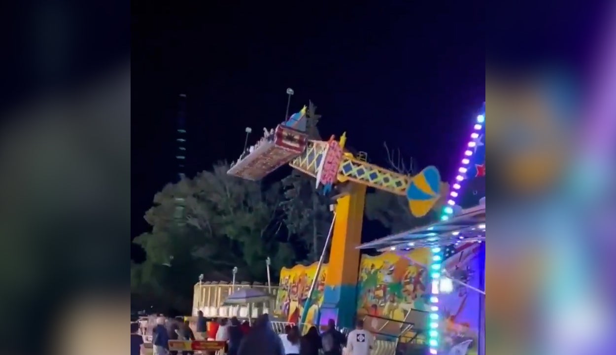Una atracción de feria se descuelga en pleno funcionamiento y causa momentos de pánico entre los asistentes Una atracción de feria se descuelga en pleno funcionamiento y causa momentos de pánico entre los asistentes
