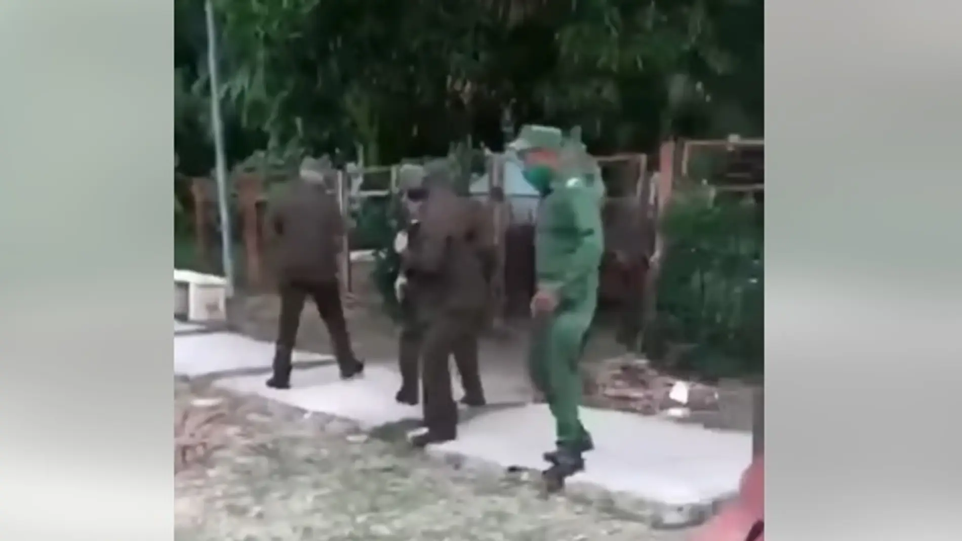 Captan a militares cubanos disparando a la población civil desarmada 