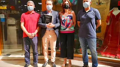 Los escaparates de los comercios de Orihuela rinden homenaje a la Armengola en la semana de Moros y Cristianos acmo