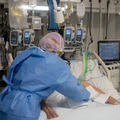 Un sanitario atiende a un paciente covid Un sanitario atiende a un paciente covid
