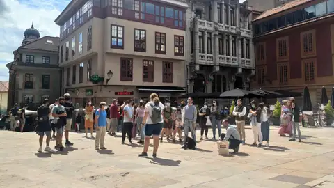 Personas con mascarillas en Oviedo. Personas con mascarillas en Oviedo.