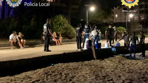 La Policía interviene en Ibiza un botellón en la que participaban 40 personas La Policía interviene en Ibiza un botellón en la que participaban 40 personas