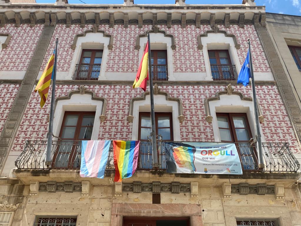 Vox Crevillent amenaza con querellarse contra el equipo de gobierno si no retira la bandera arcoíris del balcón del Ayuntamiento en 24 horas Vox Crevillent amenaza con querellarse contra el equipo de gobierno si no retira la bandera arcoíris del balcón del Ayuntamiento en 24 horas