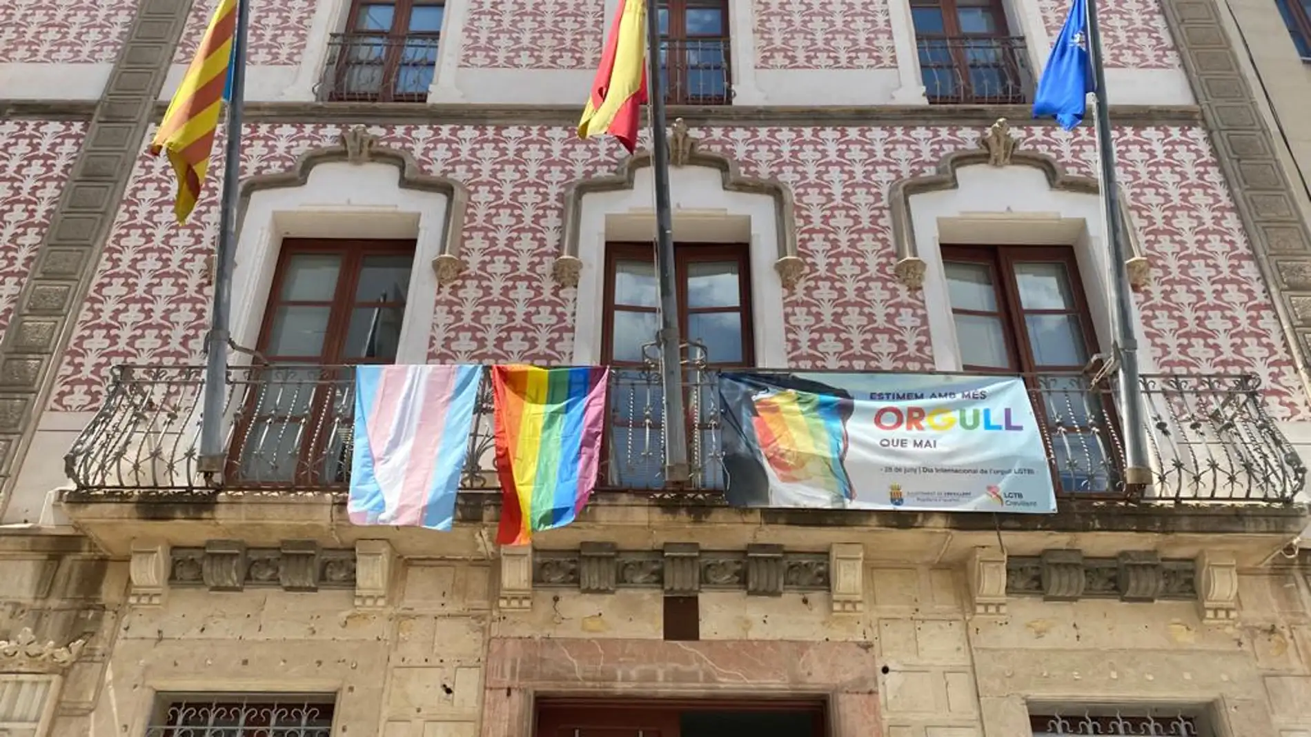Bandera arcoíris colgada en el Ayuntamiento de Crevillent.
