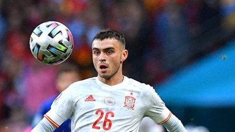 Pedri disputa un balón durante un partido con la selección española