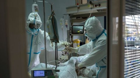 Personal sanitario atiende a un paciente con covid