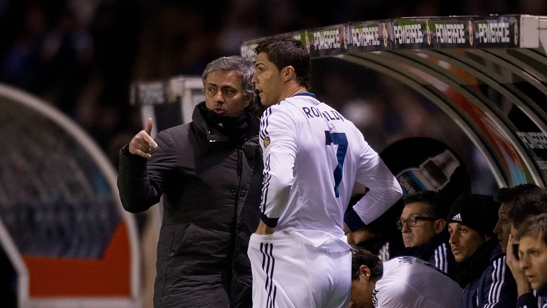 Mourinho da instrucciones a Cristiano Ronaldo en un partido con el Real Madrid.