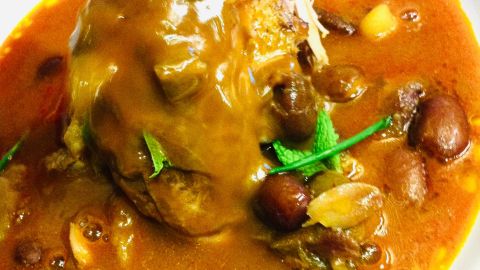 Jud&iacute;as con perdiz estofada 