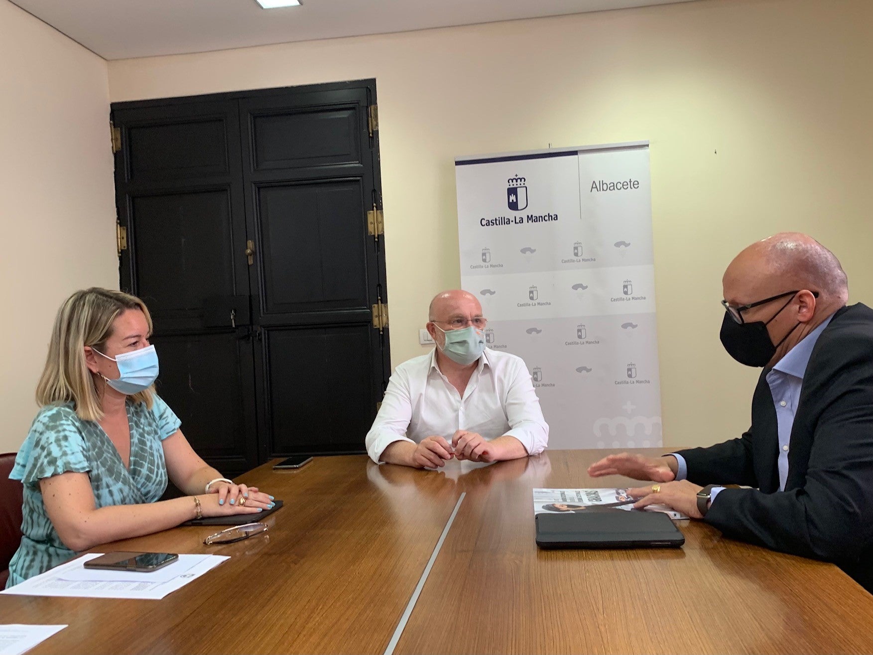 El Gobierno regional y Mercadona reconocen la labor de los más de 700 trabajadores de esta compañía en la provincia de Albacete durante la crisis del COVID-19 El Gobierno regional y Mercadona reconocen la labor de los más de 700 trabajadores de esta compañía en la provincia de Albacete durante la crisis del COVID-19