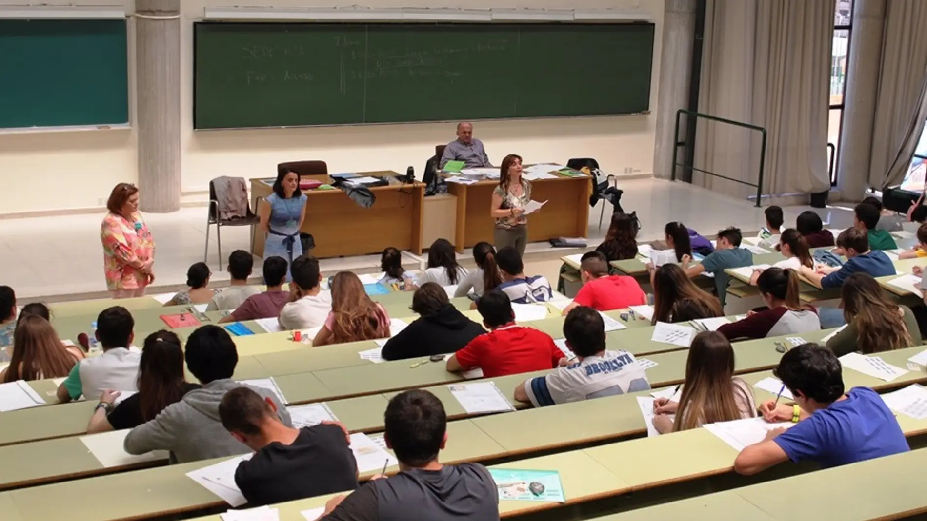 Alumnos en un examen de la EBAU en Asturias