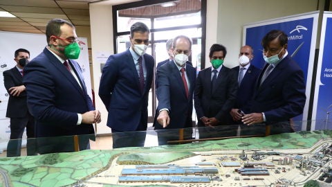 Autoridades en la planta de ArcelorMittal en Veri&ntilde;a (Gij&oacute;n)