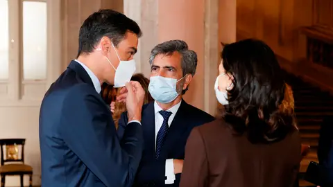 El presidente del Gobierno conversa con el presidente del Consejo General del Poder Judicial (CGPJ), Carlos Lesmes (c), y la ministra deJusticia, Pilar Llop El presidente del Gobierno conversa con el presidente del Consejo General del Poder Judicial (CGPJ), Carlos Lesmes (c), y la ministra deJusticia, Pilar Llop