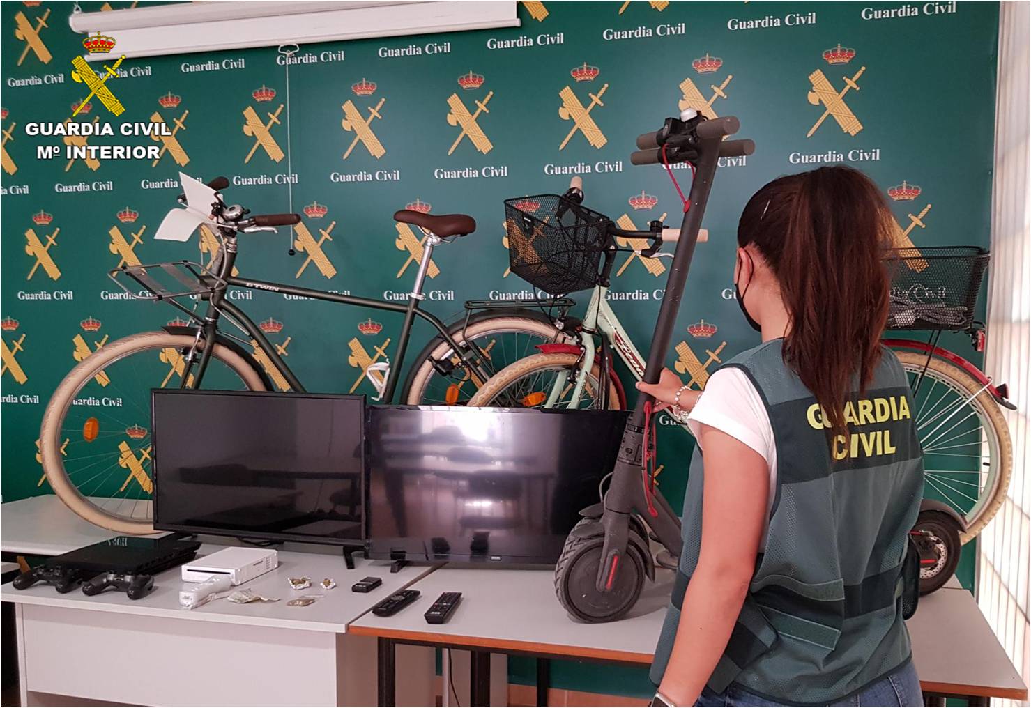 La Guardia Civil detiene en Torrevieja a una banda que usaba a menores de edad para cometer delitos La Guardia Civil detiene en Torrevieja a una banda que usaba a menores de edad para cometer delitos