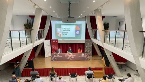 El dictamen de conclusiones de la comisión de la DANA de Les Cors se ha presentado en la Casa de Cultura de Crevillent. El dictamen de conclusiones de la comisión de la DANA de Les Cors se ha presentado en la Casa de Cultura de Crevillent.