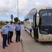Un nuevo servicio de autobús gratuito une la zona de urbanizaciones y el casco urbano de San Fulgencio 