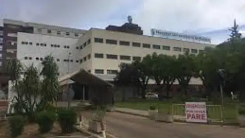 Un incendio obliga a desalojar cuatro plantas de Consultas Externas del Hospital Universitario de Badajoz Un incendio obliga a desalojar cuatro plantas de Consultas Externas del Hospital Universitario de Badajoz