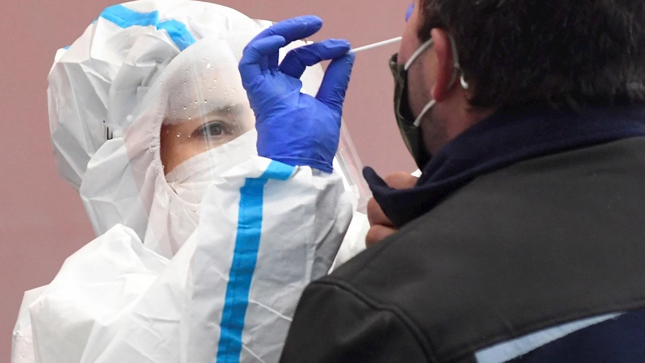 España supera el riesgo extremo en quince comunidades y la incidencia en jóvenes sigue disparada