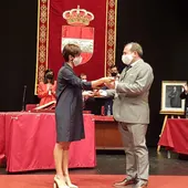 Isabel Rodríguez cede el bastón de mando a Adolfo Muñiz Isabel Rodríguez cede el bastón de mando a Adolfo Muñiz