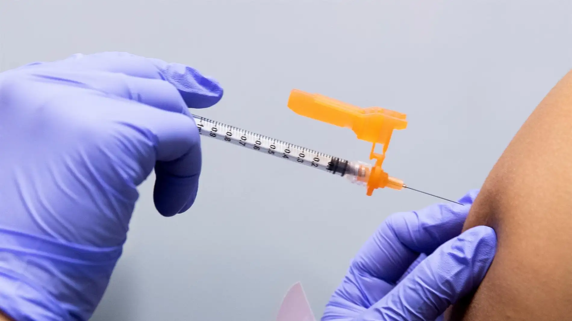 ¿Por qué duele el brazo tras la vacuna contra el coronavirus? ¿Por qué duele el brazo tras la vacuna contra el coronavirus?