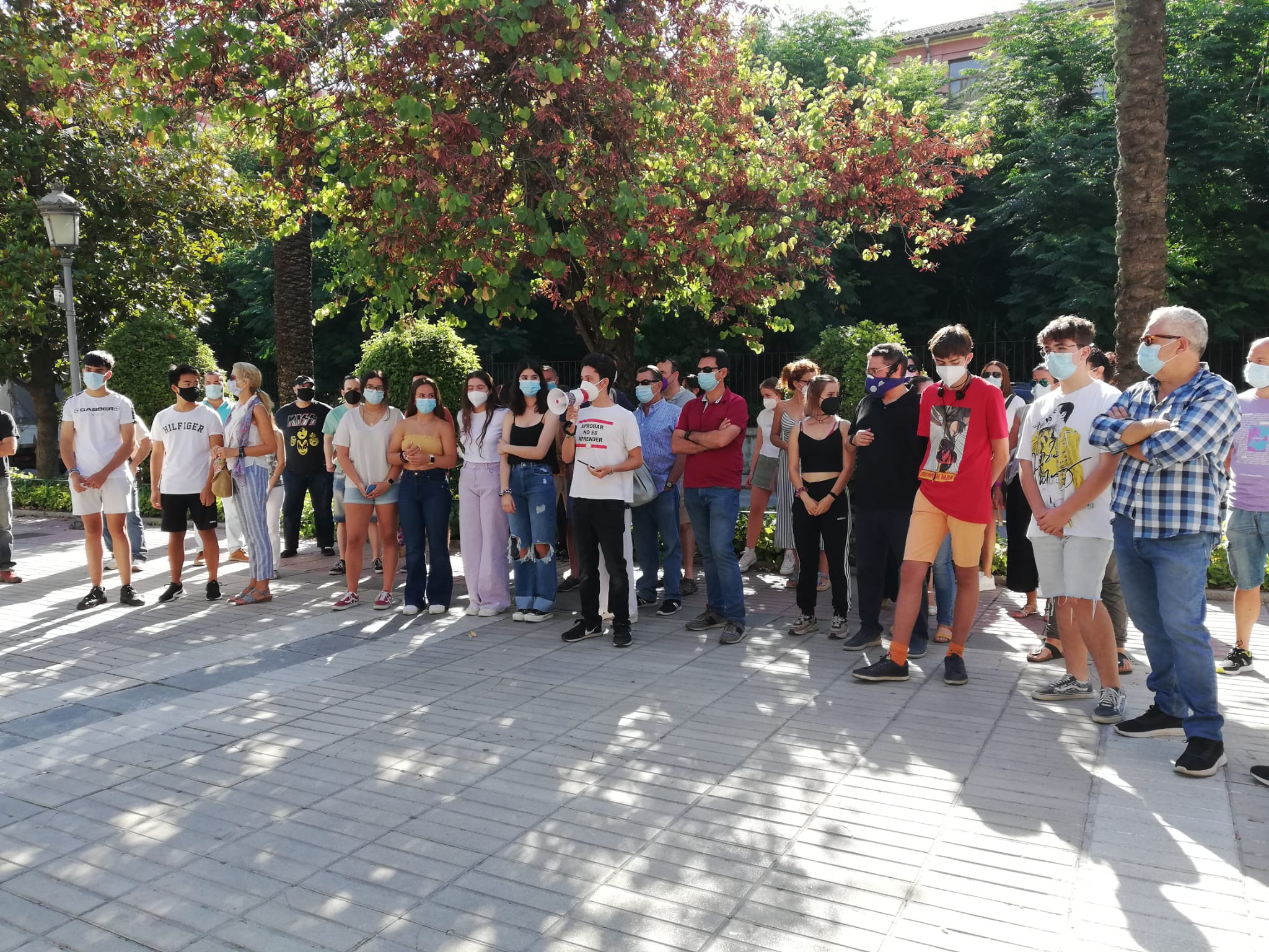 Los alumnos y padres del IES Bioclimático se manifiestan contra el horario de tarde Los alumnos y padres del IES Bioclimático se manifiestan contra el horario de tarde