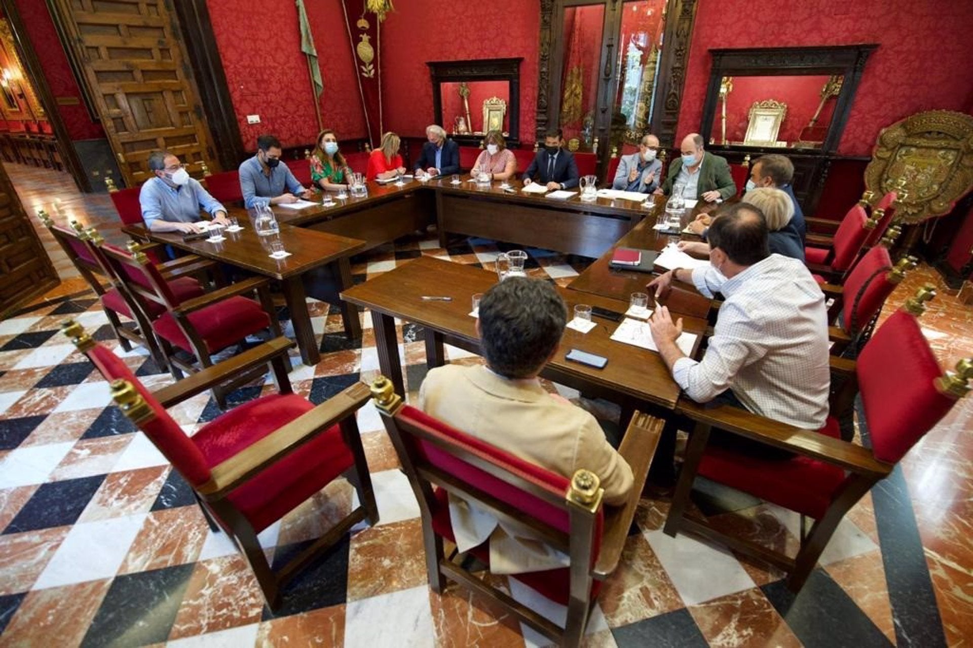 El PSOE anuncia su nuevo gobierno en Granada con un edil expedientado de Ciudadanos El PSOE anuncia su nuevo gobierno en Granada con un edil expedientado de Ciudadanos