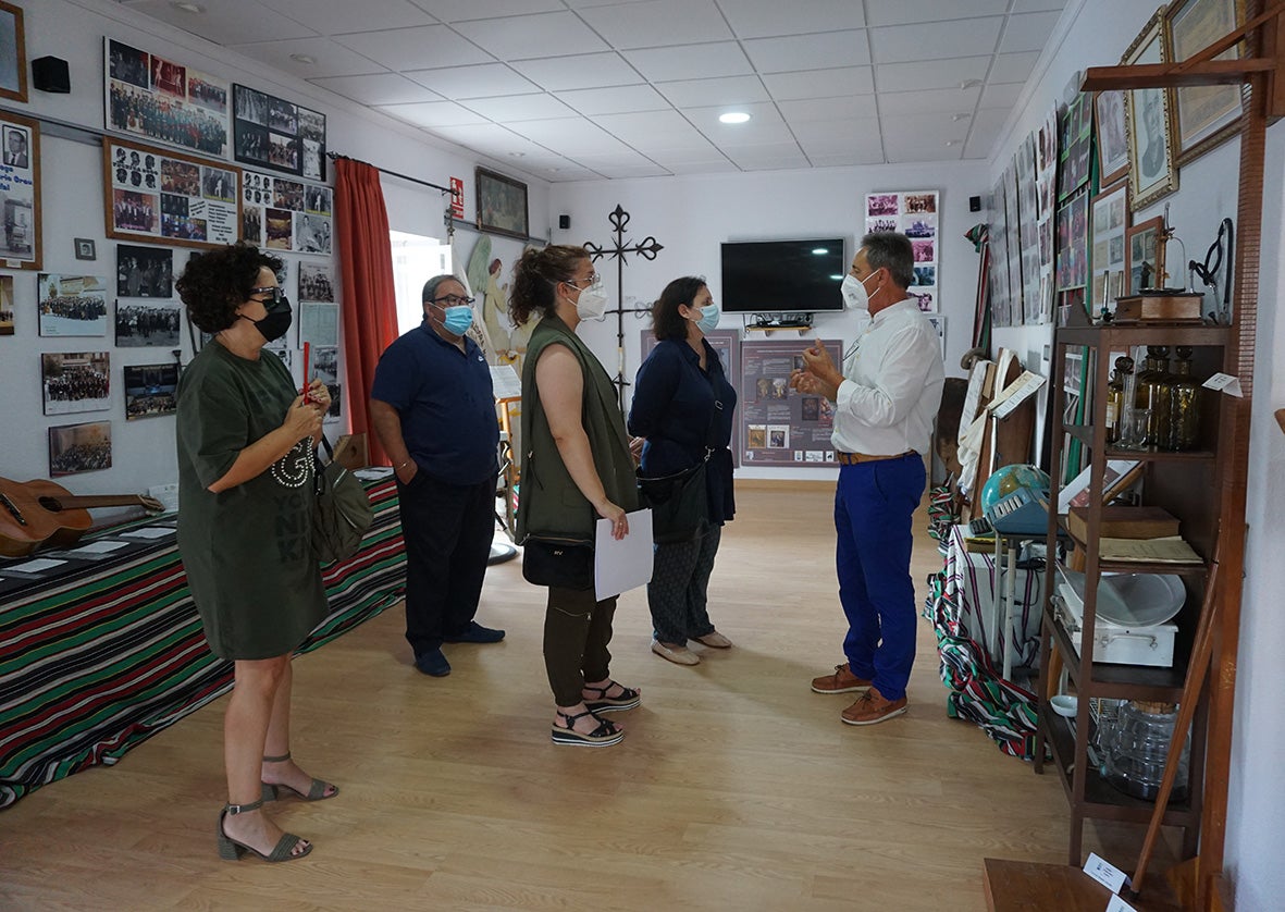 La directora del Instituto Juan Gil-Albert visita Rafal para inspeccionar sus obras más valiosas La directora del Instituto Juan Gil-Albert visita Rafal para inspeccionar sus obras más valiosas