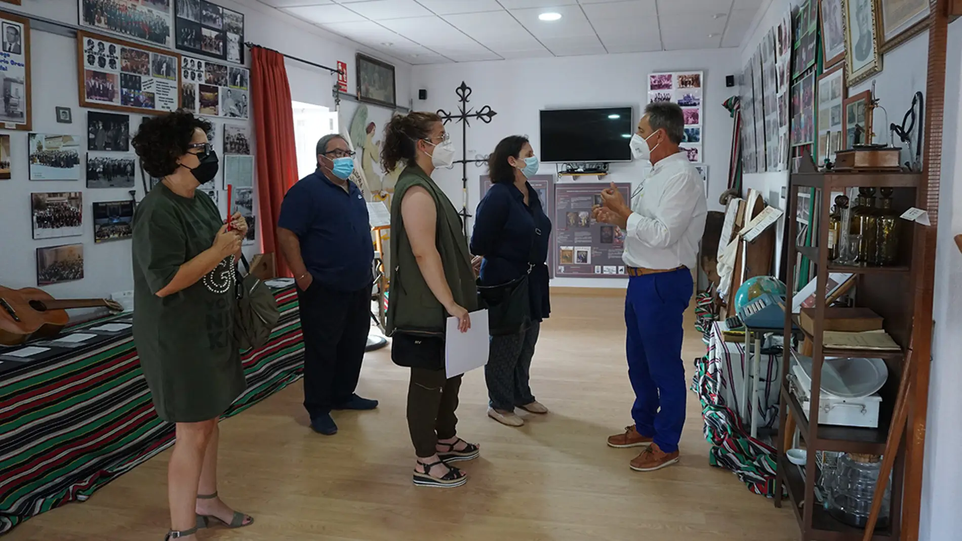 La directora del Instituto Juan Gil-Albert visita Rafal para inspeccionar sus obras más valiosas