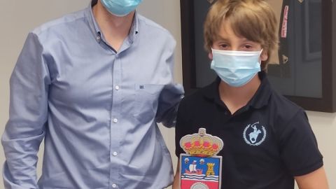 Mario Iglesias, director general de deportes, y Daniel Tabuenca, ajedrecista campe&oacute;n de Espa&ntilde;a Sub-12