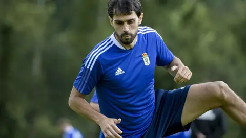 Alejandro Arribas, en un entrenamiento del Real Oviedo Alejandro Arribas, en un entrenamiento del Real Oviedo