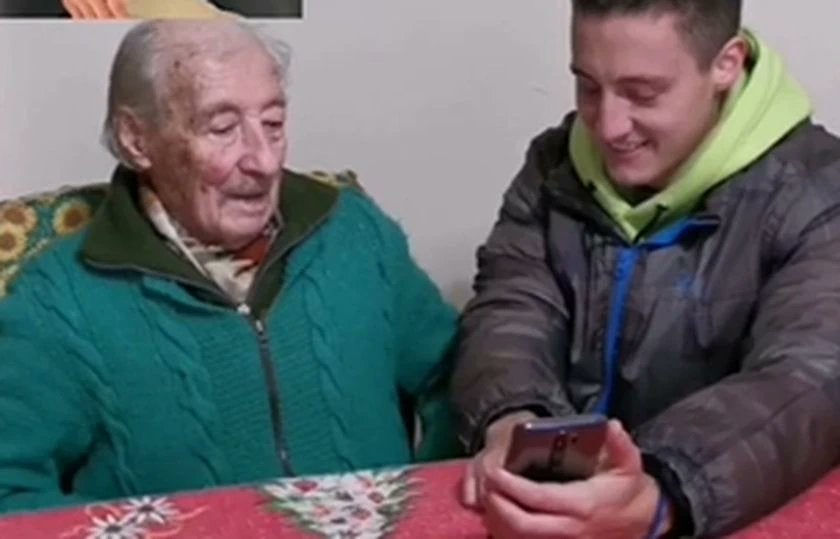Julián sobre su abuelo Hernán tras el saludo de Messi: "Es la envidia sana en el barrio. Más famoso no puede ser" Julián sobre su abuelo Hernán tras el saludo de Messi: "Es la envidia sana en el barrio. Más famoso no puede ser"