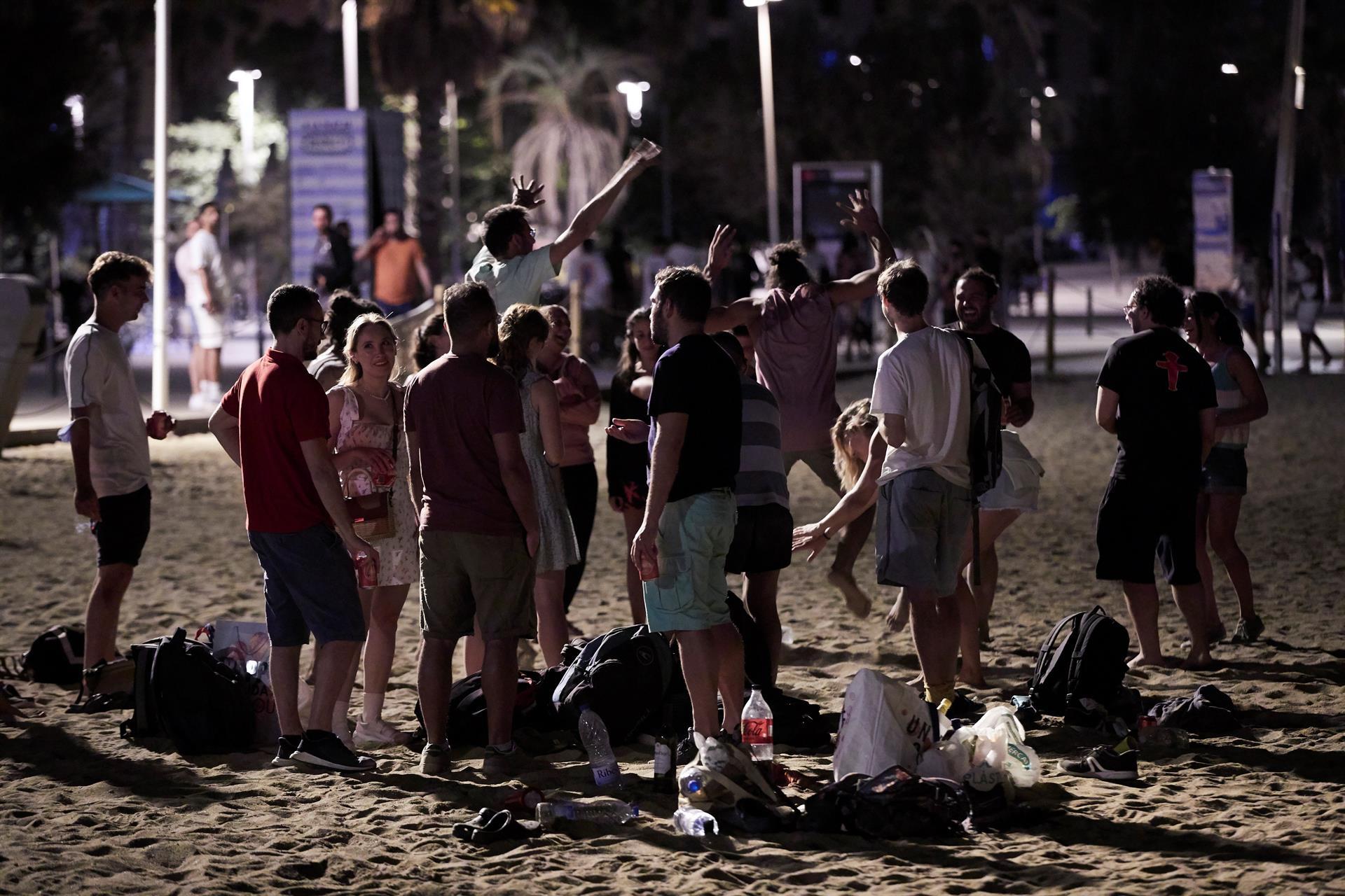 Desalojan en Barcelona a 4.100 personas la primera noche sin toque de queda Desalojan en Barcelona a 4.100 personas la primera noche sin toque de queda