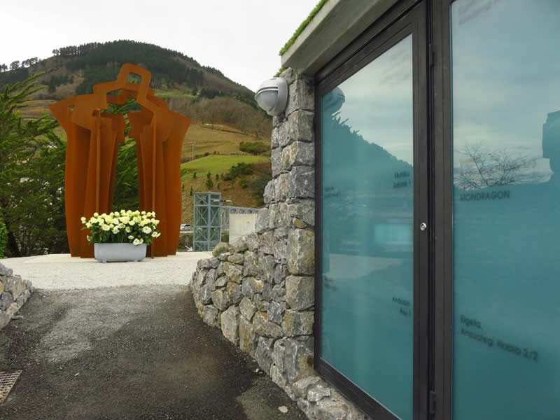 El Gobierno Vasco entrega a su familia los restos de un miliciano del Batallón Comunista El Gobierno Vasco entrega a su familia los restos de un miliciano del Batallón Comunista