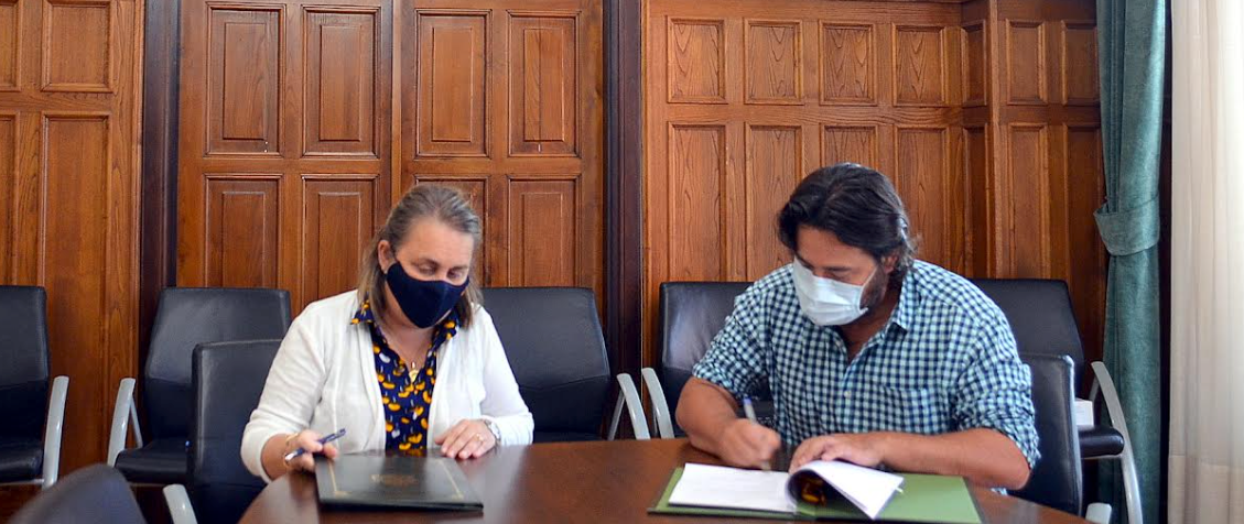 La Jefa Provincial de Tráfico y el Alcalde de Llanes firmaron hoy un protocolo para que los vecinos puedan hacer gestiones de tráfico en el ayuntamiento La Jefa Provincial de Tráfico y el Alcalde de Llanes firmaron hoy un protocolo para que los vecinos puedan hacer gestiones de tráfico en el ayuntamiento