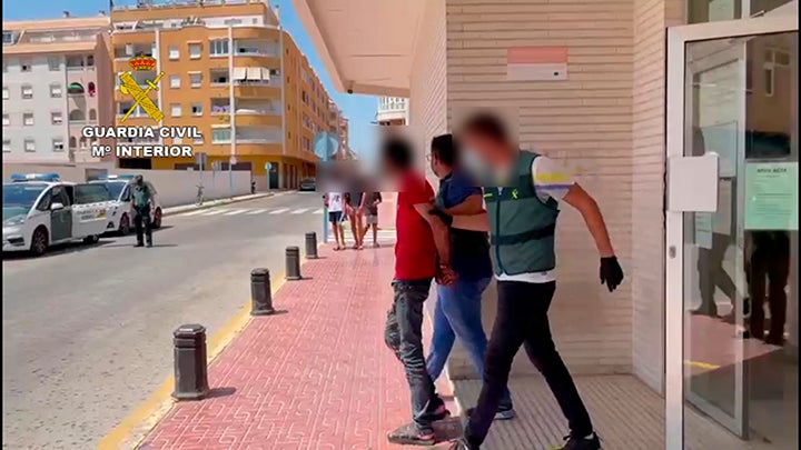 La Guardia Civil detiene en Torrevieja a un hombre que estuvo cerca de causar la muerte de otro por desavenencias económicas La Guardia Civil detiene en Torrevieja a un hombre que estuvo cerca de causar la muerte de otro por desavenencias económicas